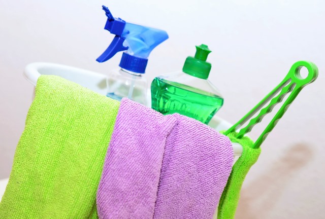 Using reusable dish rags as an example of sustainability.