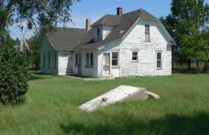 Pavelka_farmstead_house_and_cellar_from_SW