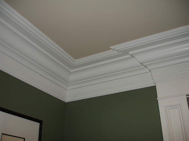 How To Install Crown Molding - Cutting Inside Corners