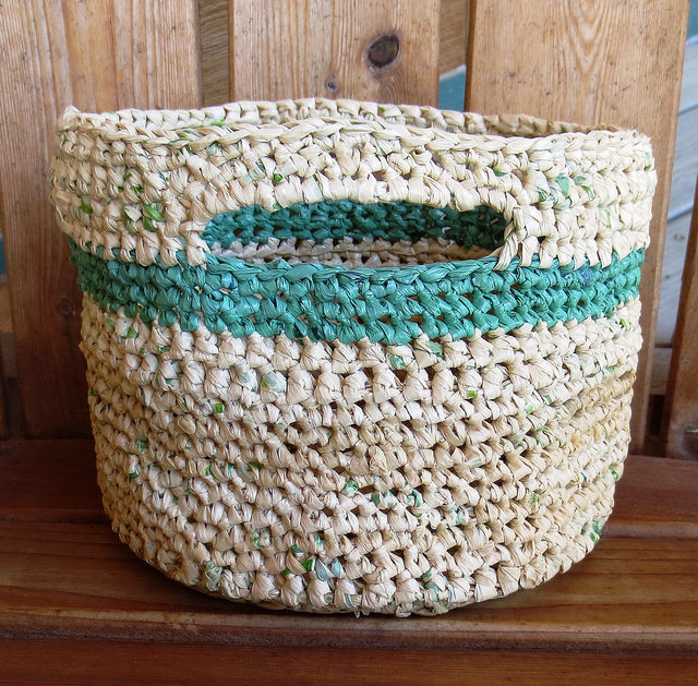 Make a Basket Out of Plastic Bags : 11 Steps (with Pictures