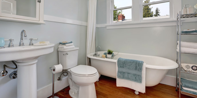 Tidy Bathroom With Pedestal Sink