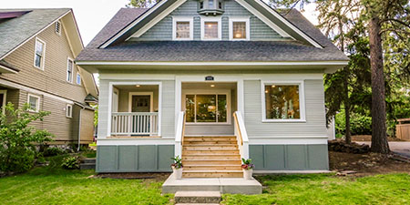Craftsman Style Home With Porch: Classic Charm.