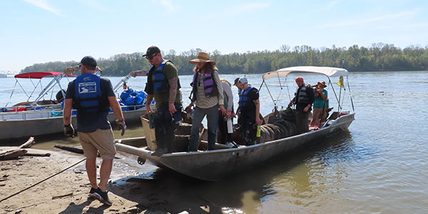 Volunteers Bring Trash to Shore